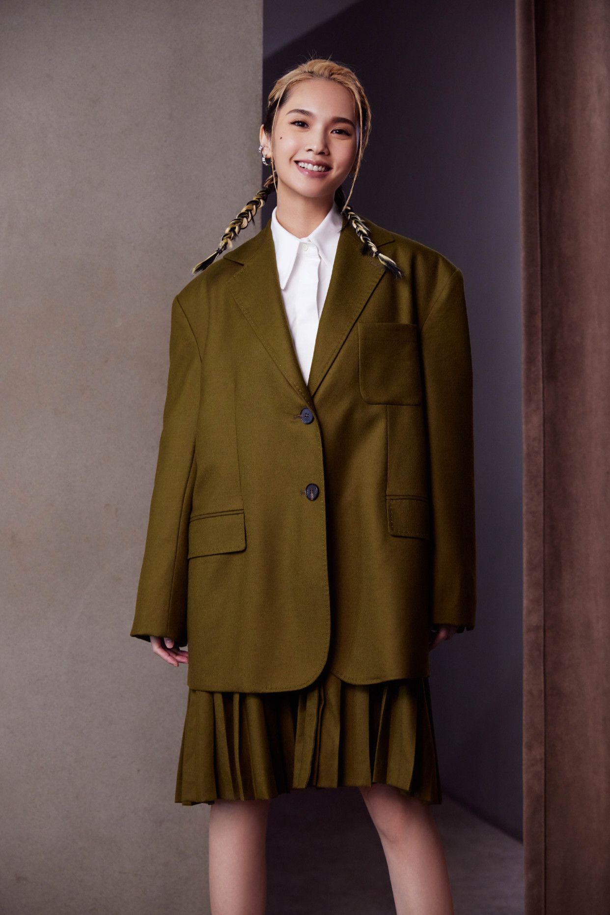 杨丞琳厉害了,穿橄榄绿西装配百褶裙青春靓丽,活泼俏皮不像36岁