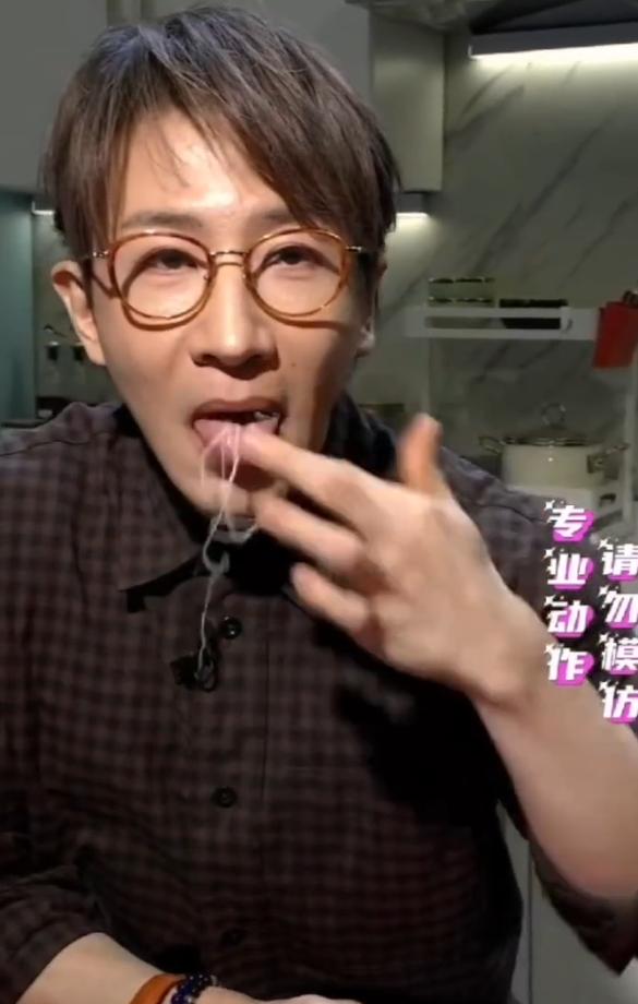 刘谦表演"吞针术"博眼球，用肚子穿针引线，主持人都被吓到了休闲区蓝鸢梦想 - Www.slyday.coM