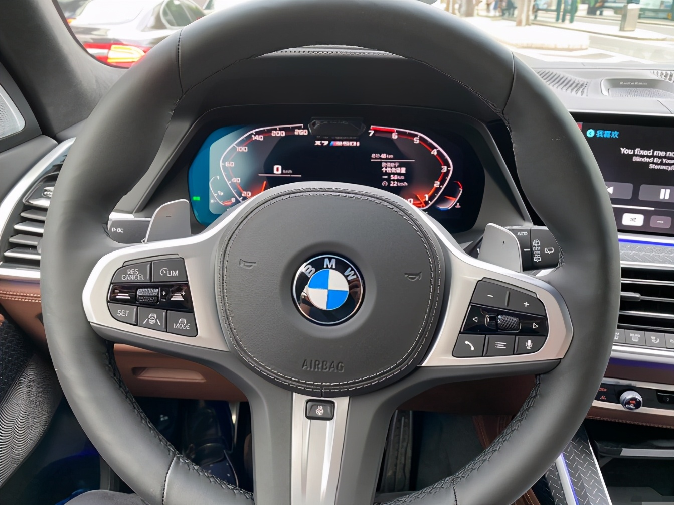 182万全款买辆v8宝马x7,和自家揽胜停一起,员工饱了眼福