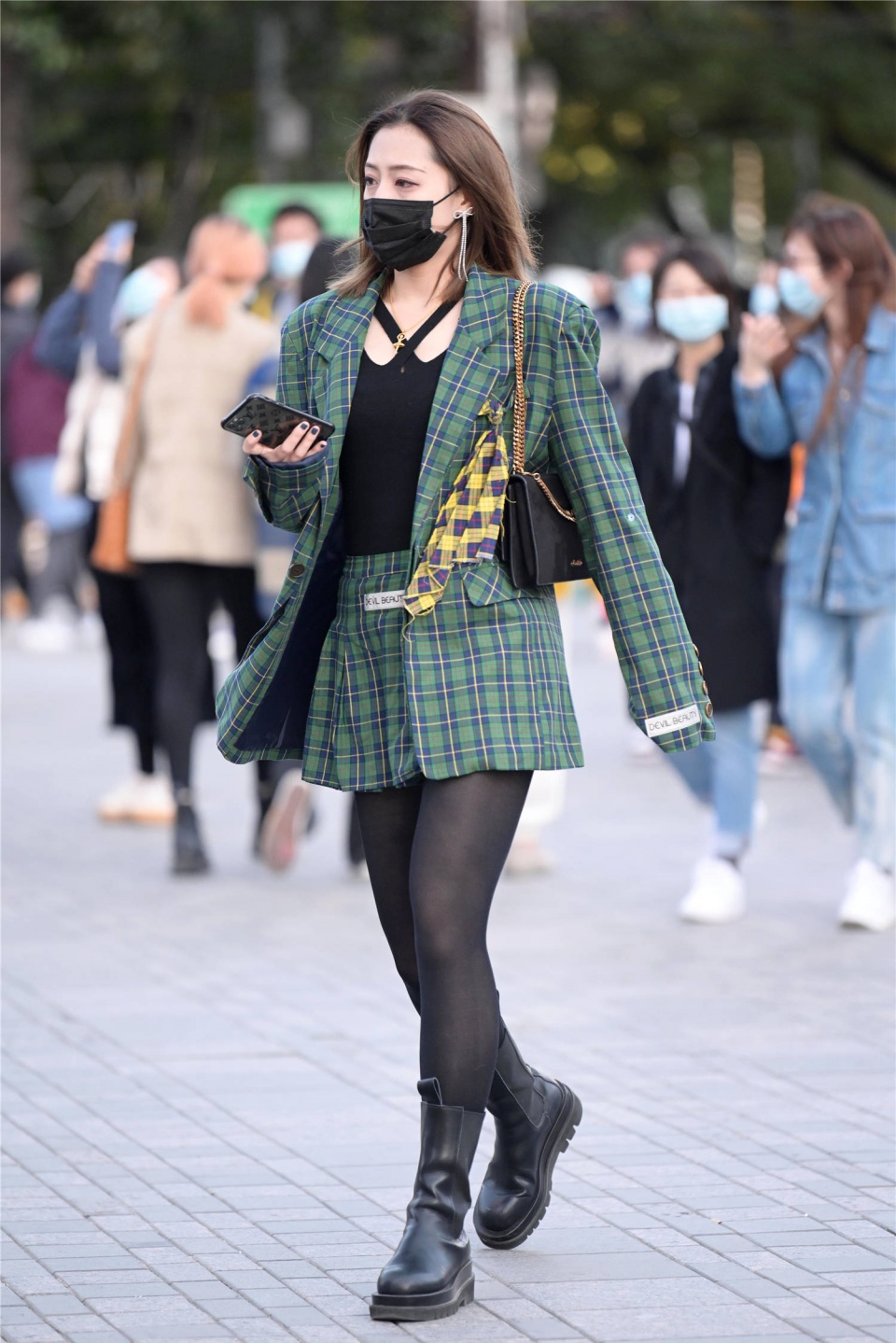 初冬时节穿着丝袜,要怎么搭配,时尚姑娘自有办法