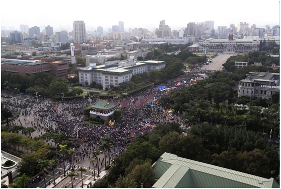 ▲岛内“秋斗”游行下午在凯道集结登场，台湾民众身穿黑衣反对民进党当局开放含瘦肉精美猪。图自联合新闻网