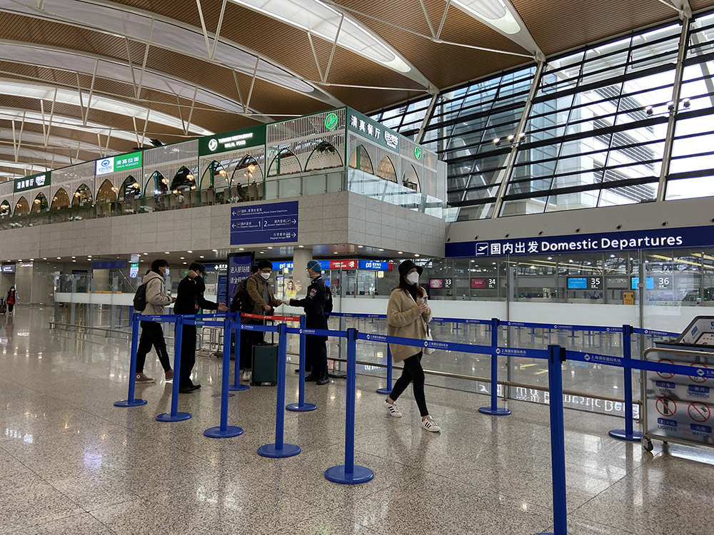 直击浦东机场旅客们体验如何工作人员们在忙什么图