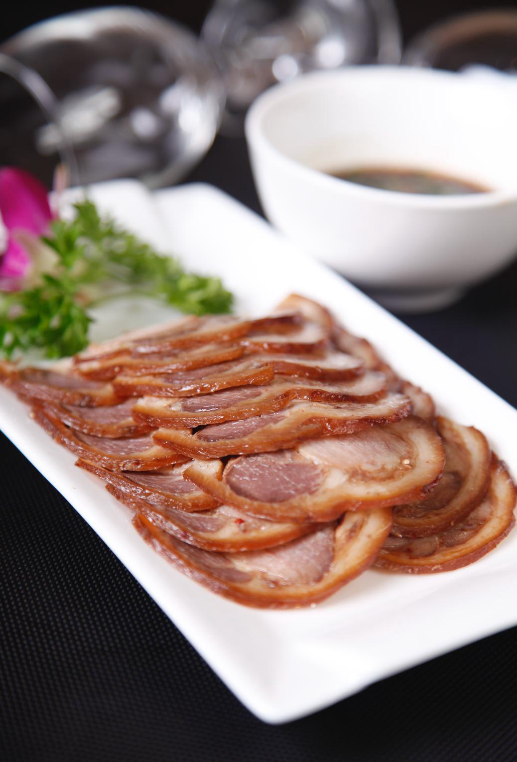 酱肘花. 摄影/孔焱,图/汇图网炖,煨还是焖?