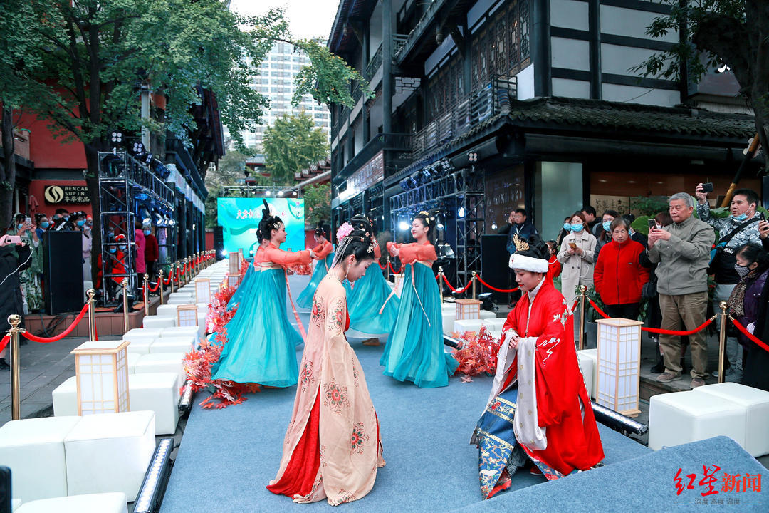 千余汉服爱好者同庆汉服节成都文殊坊汉服街春节开放