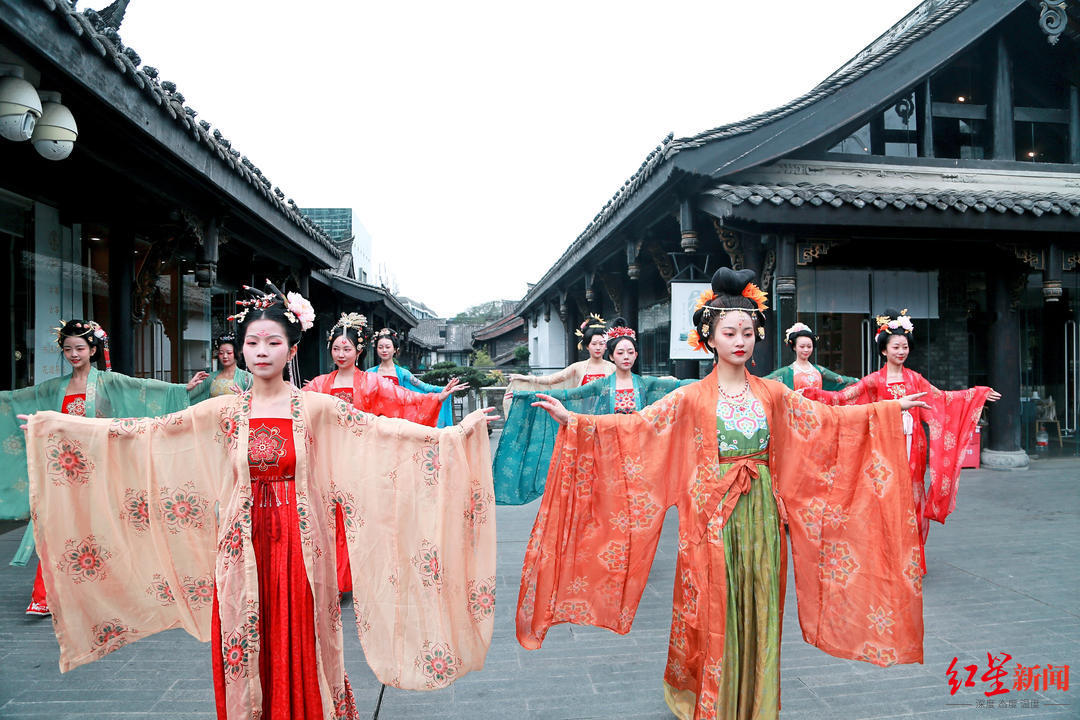 千余汉服爱好者同庆汉服节成都文殊坊汉服街春节开放