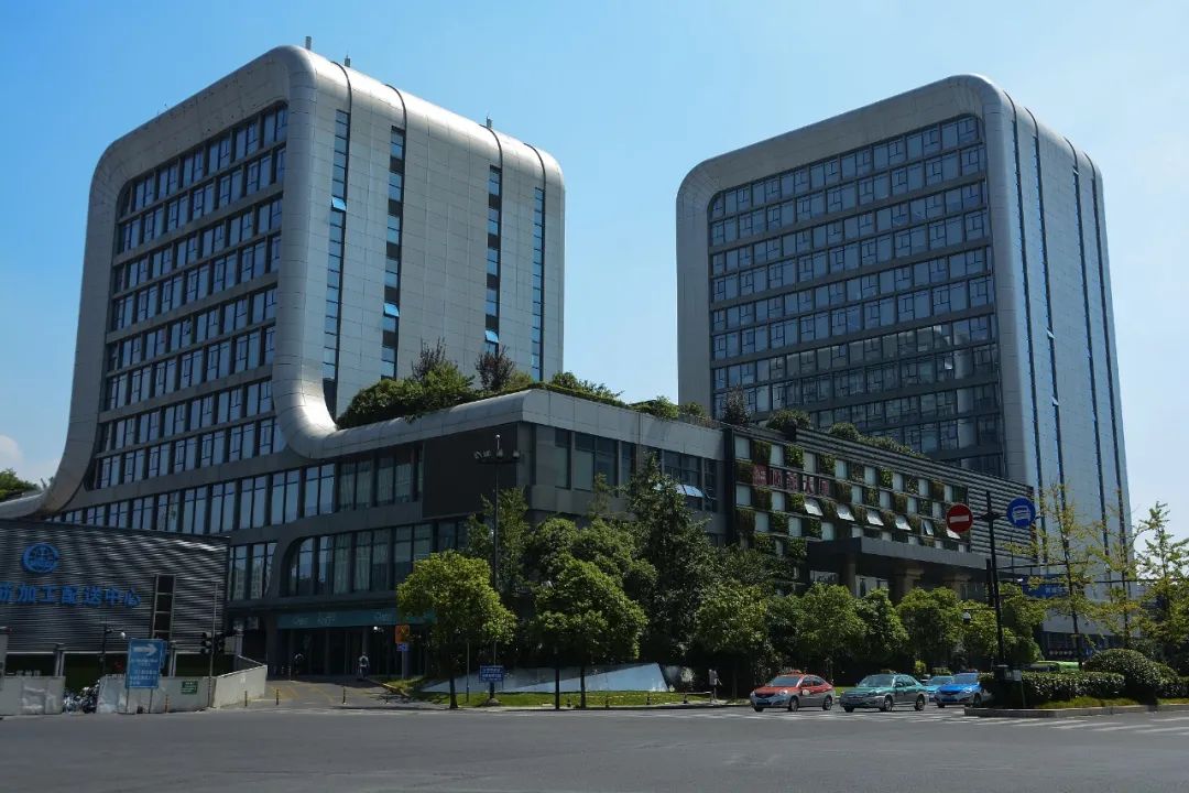 顾家集团如今已成为一家拥有近万名员工,超百亿规模的家居企业,在全球