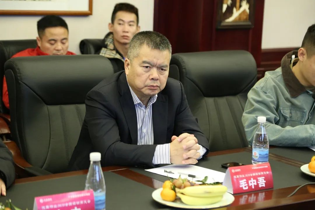 汉王酒业董事长毛中吾先生随后是年度总结,对2020年优秀经销商颁发