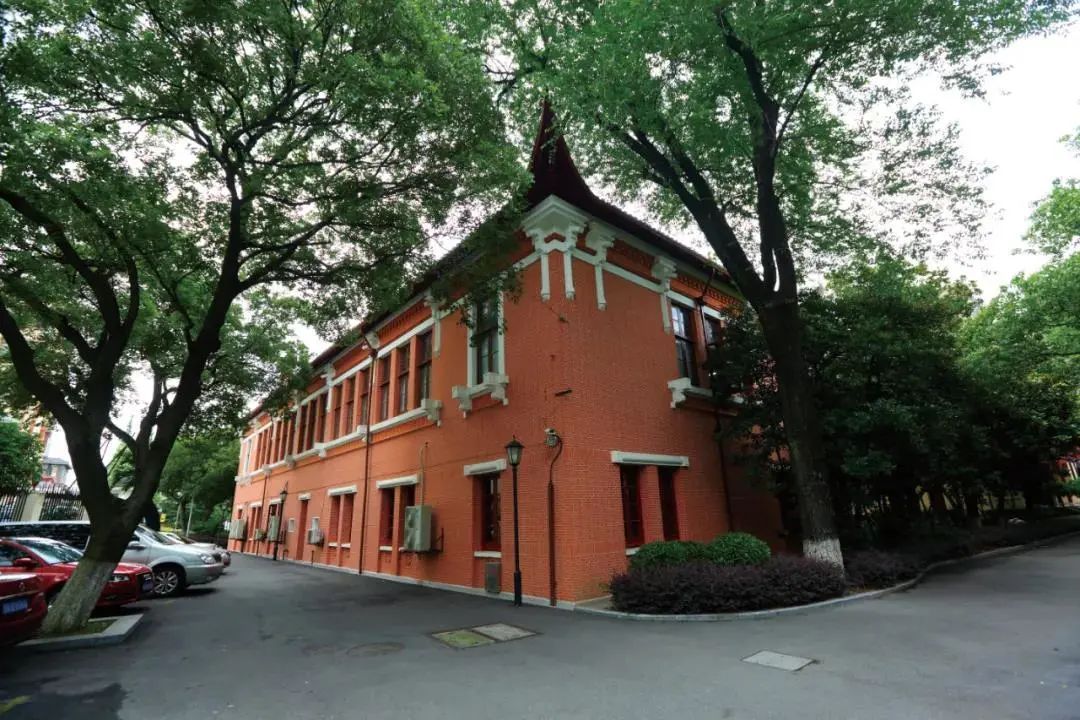 思孟堂格致楼东风楼走进万航渡路1575号——华东政法大学长宁校区,您