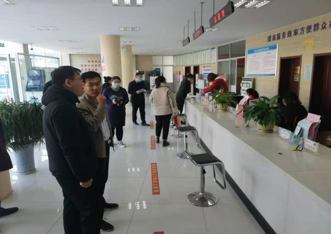 进中心看社区行政审批部到北集坡调研便民服务工作