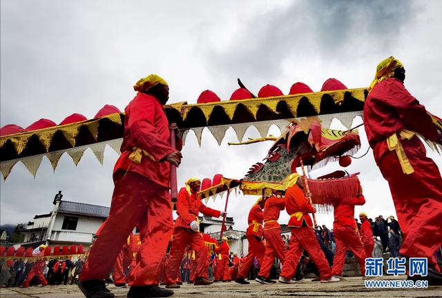 皖南山村舞起"板凳龙"