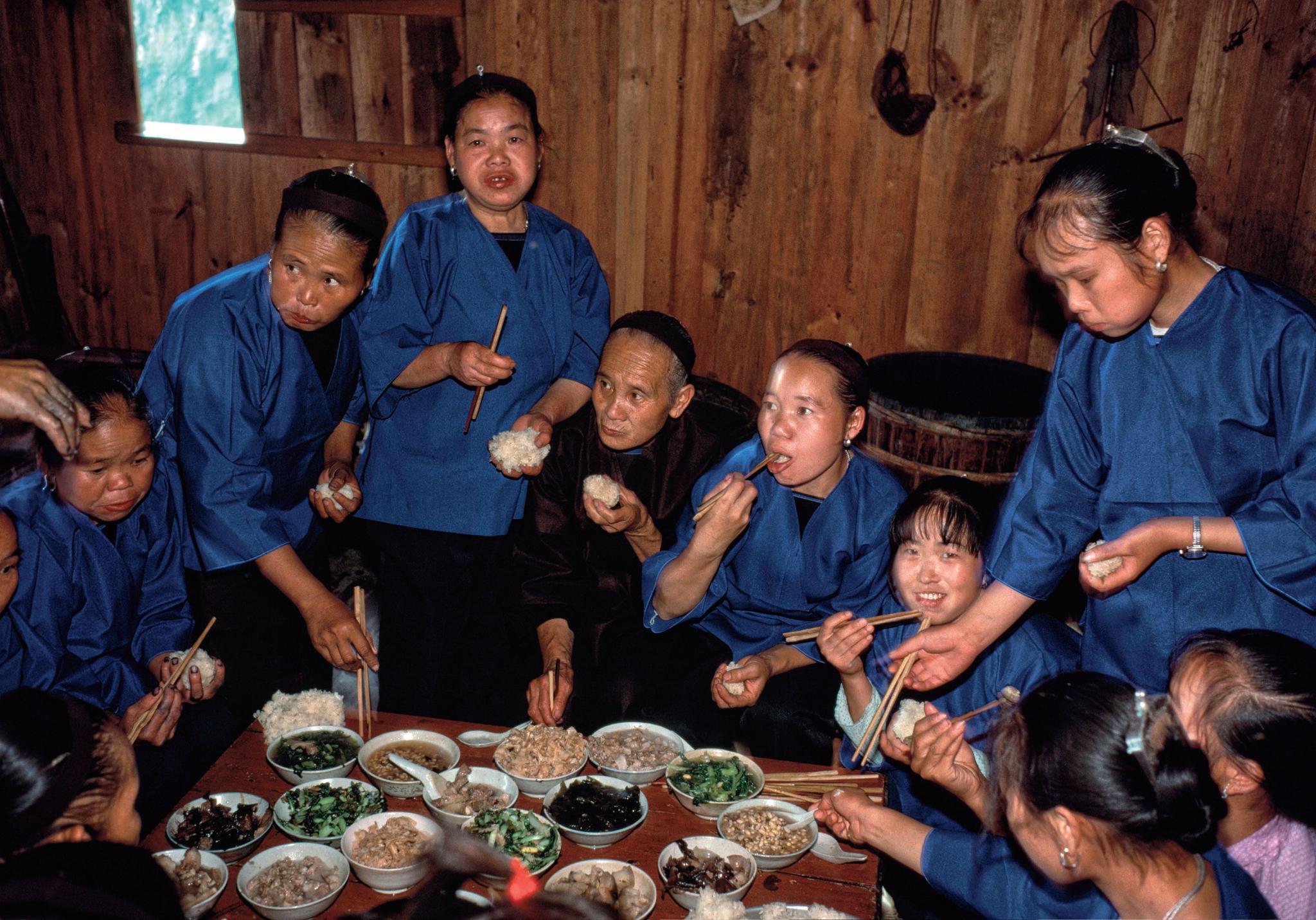 △ 1990年春节，广西八协，女人和孩子在单独的桌子上吃饭。