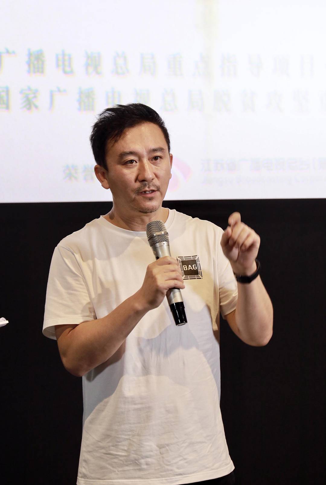 剧中,他饰演连喜村村民王得财,在大学生村官戴志强(马天宇饰)的带动下