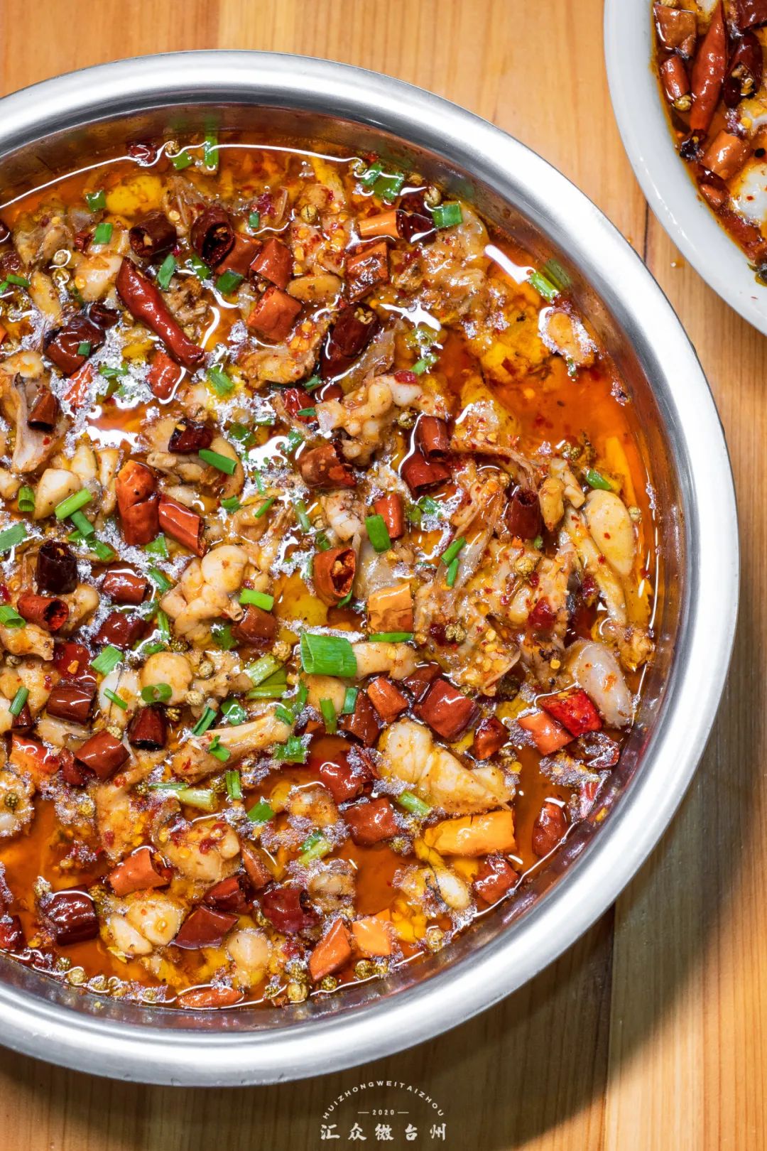 水煮田鸡▲火红下的鱼肉更显鲜嫩,夹起一片,混着汤汤水水,谱出油光