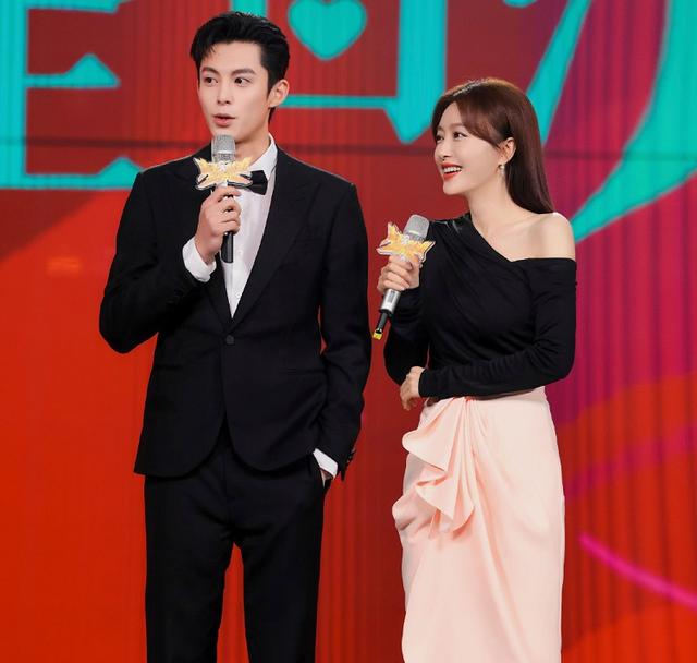 秦岚路透与王鹤棣坐旋转木马甜到腻相差19岁依旧cp感爆棚