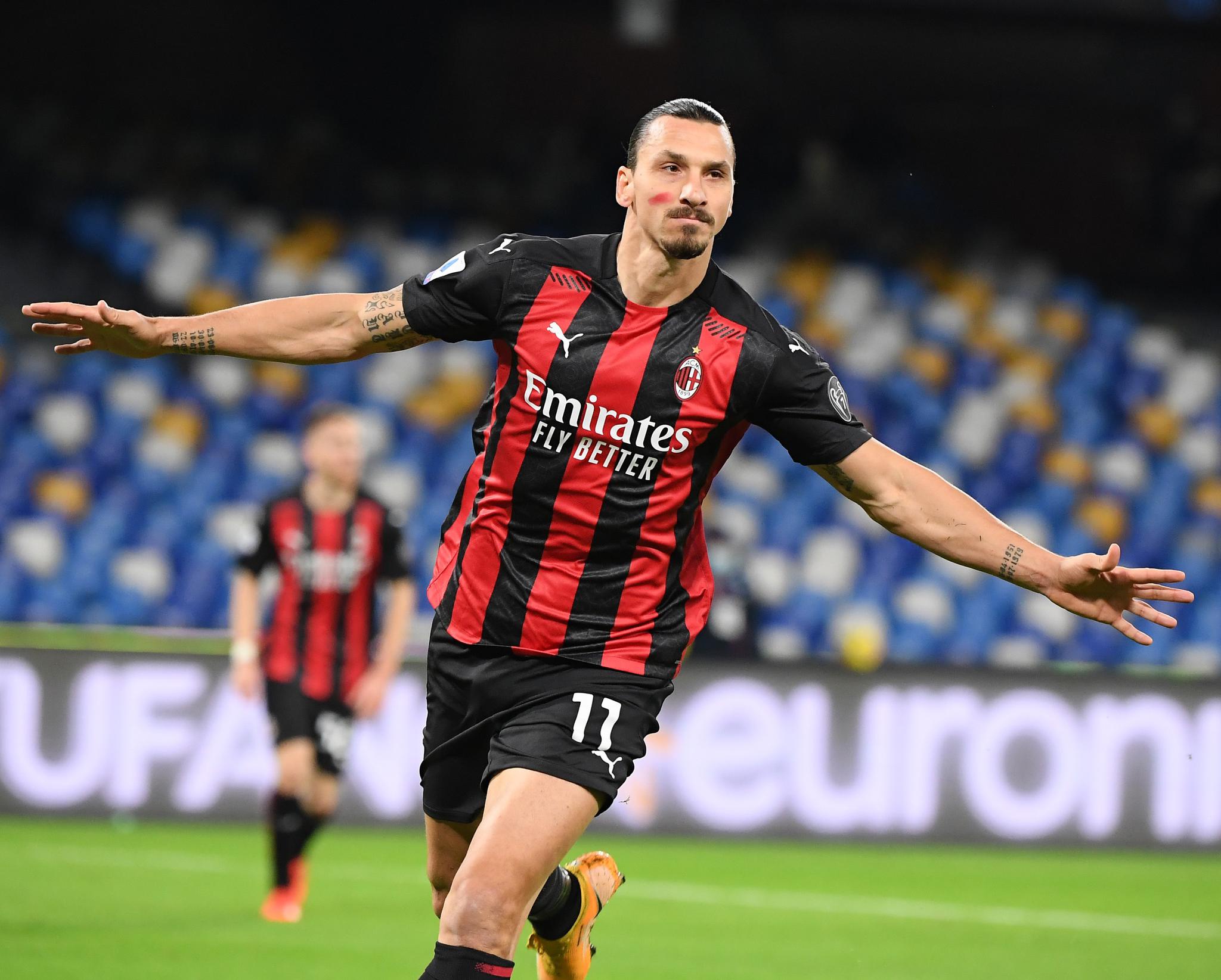 意甲|伊布双响助ac米兰胜十人那不勒斯|那不勒斯|卢卡库|伊布_新浪