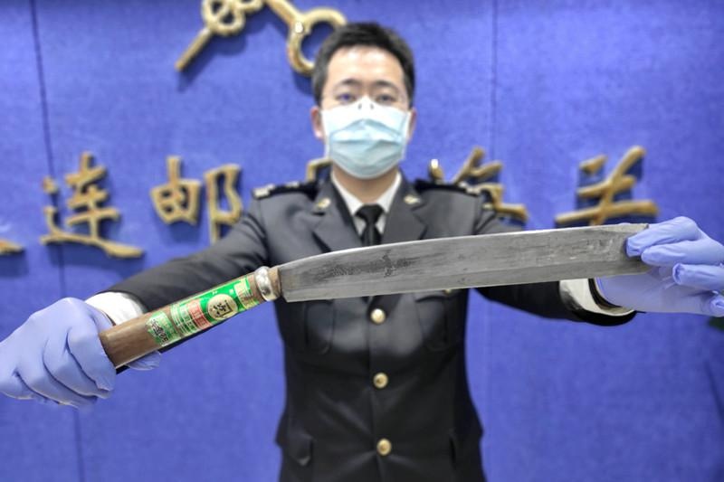大连邮局海关截获13把管制刀具|大连_新浪新闻