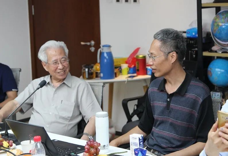 韦志榕总编和高俊昌主任参加2019年暑期年会活动教研室成员中有好几位