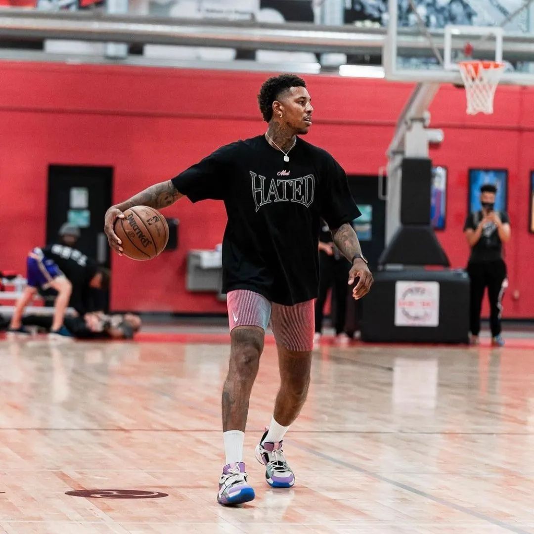 nickyoung虽然现在的超人已不再能肆意飞翔,还要承担抚养众多孩子的