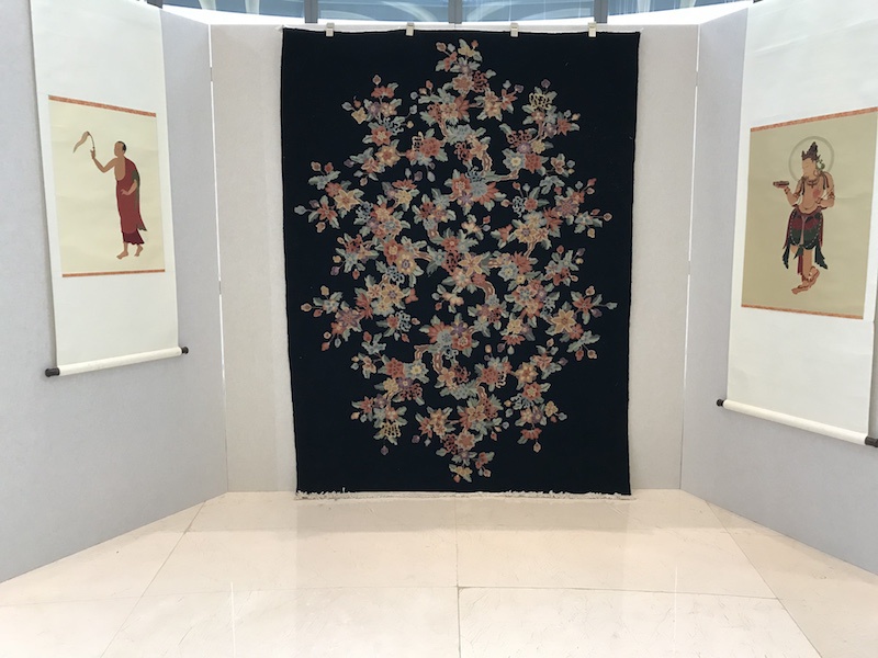 2020年11月20日的成果展上，传习所学员的藏族织毯作品展示
