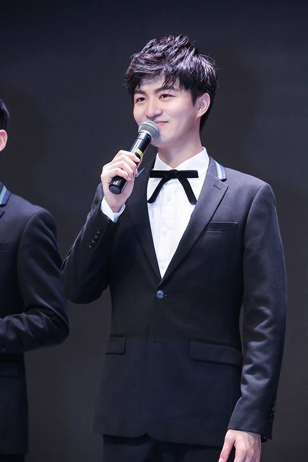 中国歌手:袁广泉(左)中国舞蹈演员:梁岱青(右)越南歌手:杜氏清花(左)