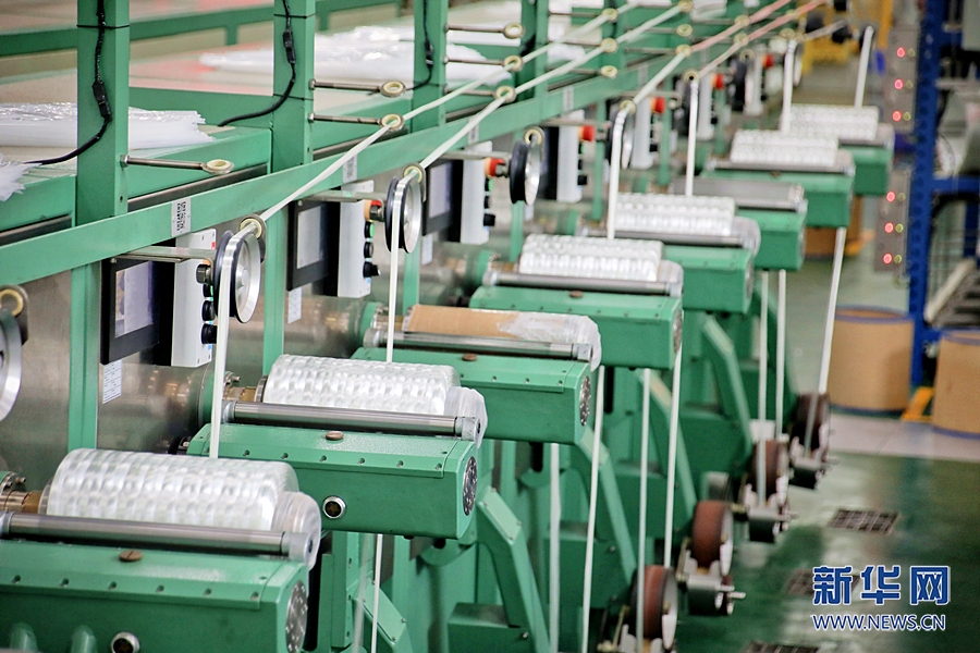 年产能突破90万吨,其中重庆已投产9条大规模生产线,电子玻纤布年产能