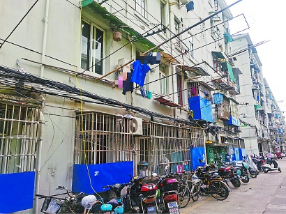 杨浦区长岭路75弄凤城三村内,电动自行车"飞线充电"仍随处可见.