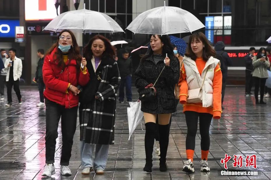 资料图:11月22日,重庆主城气温狂降10多度,市民身着厚实冬装出行。周毅 摄