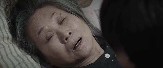 电视剧黑色灯塔儿子喂癌症瘫痪在床十年的妈喝毒药看哭了