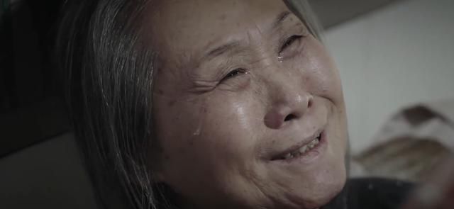 电视剧黑色灯塔儿子喂癌症瘫痪在床十年的妈喝毒药看哭了