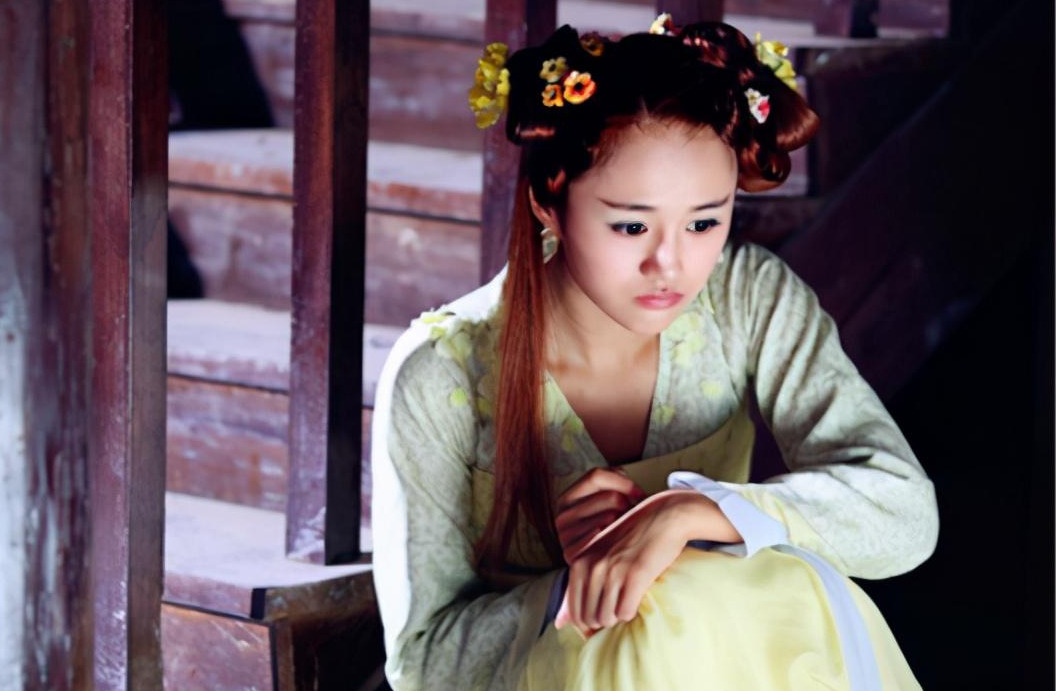 安悦溪第一次给观众留下比较深刻的印象是在电视剧《花千骨》中饰演的