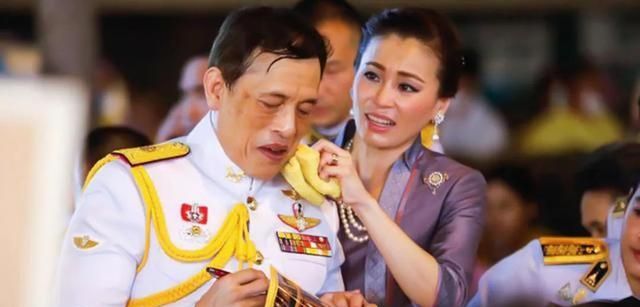 泰王身体虚弱,公务时汗流不止,王后用两条毛巾擦汗,纸巾都用了