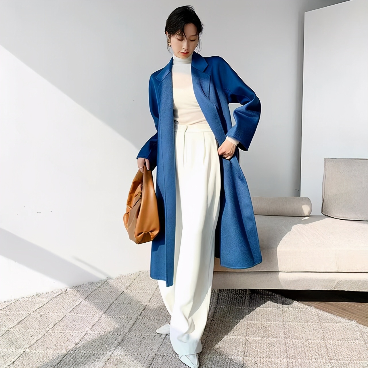 雾霾蓝大衣不流行了,最近大火的"海蓝色大衣",这样搭配真好看