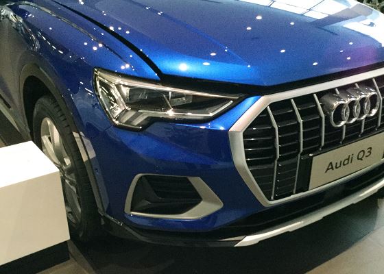 2021款奥迪q3到店,雪邦蓝涂装获赞,30色氛围灯上档次配双离合