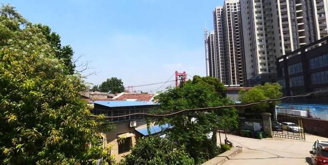 武汉三镇区域里,老城区基本分布在毗邻内环和二环范围内,随着城市综合