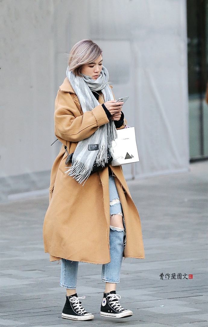 街拍用围巾扮美自己的美女