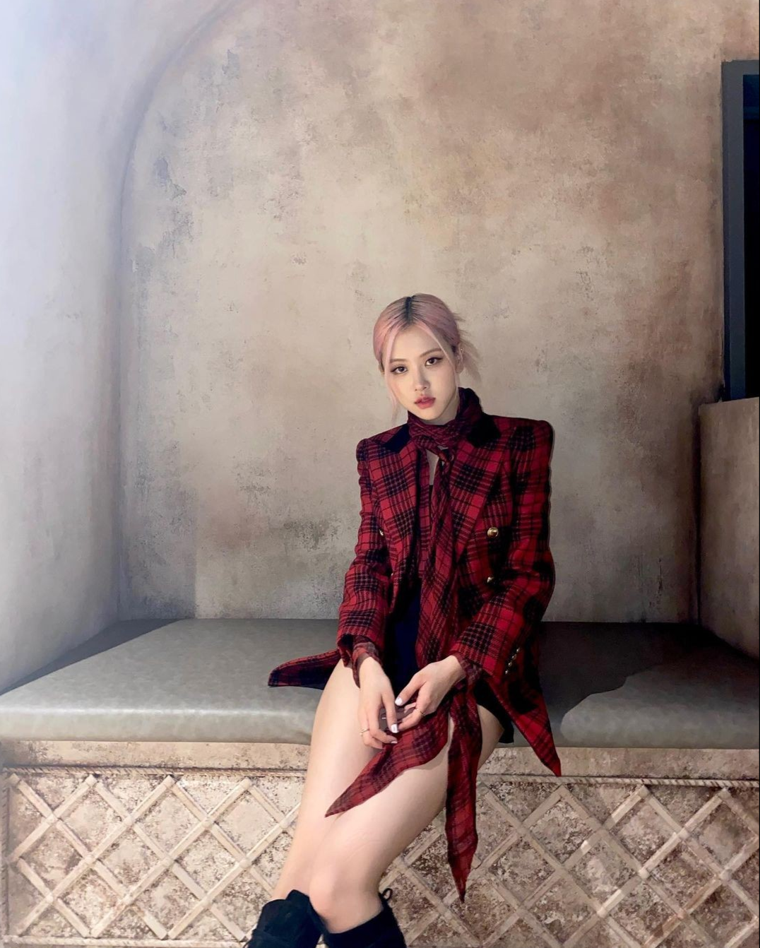 rose靠"格纹装"狂秀蚂蚁腰,搞下半身失踪,穿出甜辣风