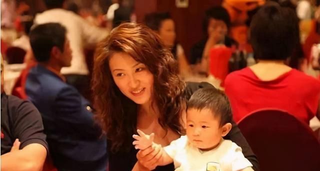 老实说,能俘获这个娱乐圈中的知名情场浪子,陈坚红无论是外貌还是