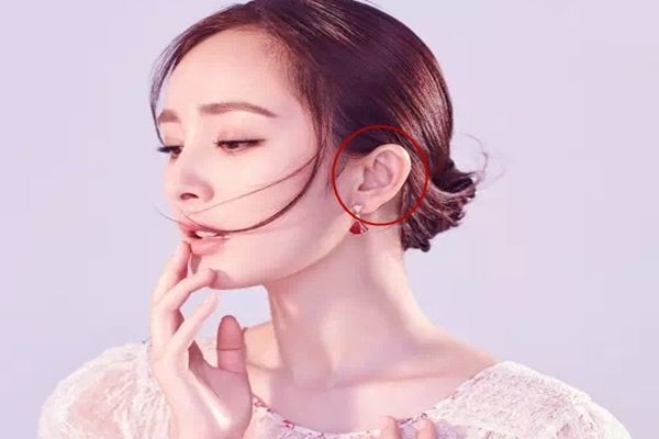 有耳垂,且厚度有,垂珠朝口的人,晚运亨通,50岁之后更是运势平顺,女性