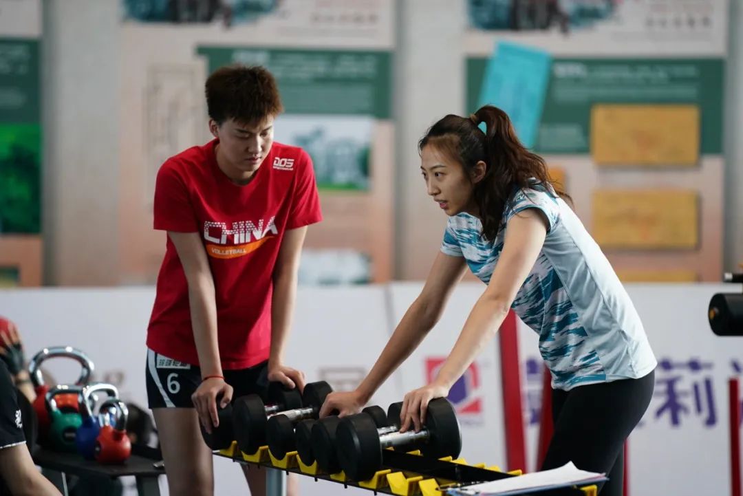 女排国手训练图片分享,拿铁苦练力量是主流!丁霞张常宁忙里偷闲