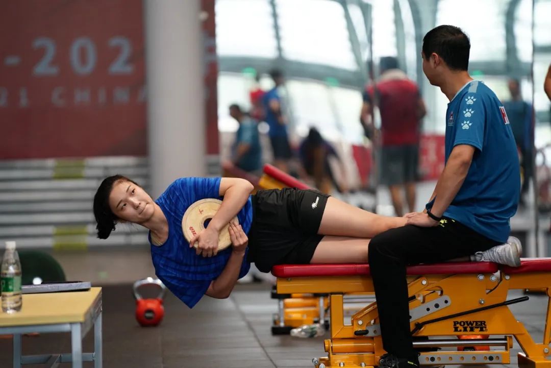 尽管没有拿铁,但中国女排队长朱婷训练一丝不苟,作为中国女排头号球星