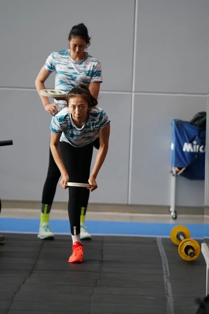 女排国手训练图片分享,拿铁苦练力量是主流!丁霞张常宁忙里偷闲