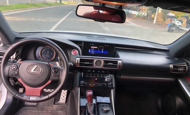 雷克萨斯is250配备sport运动版,带改装,红色内饰,液晶仪表,电动升降尾