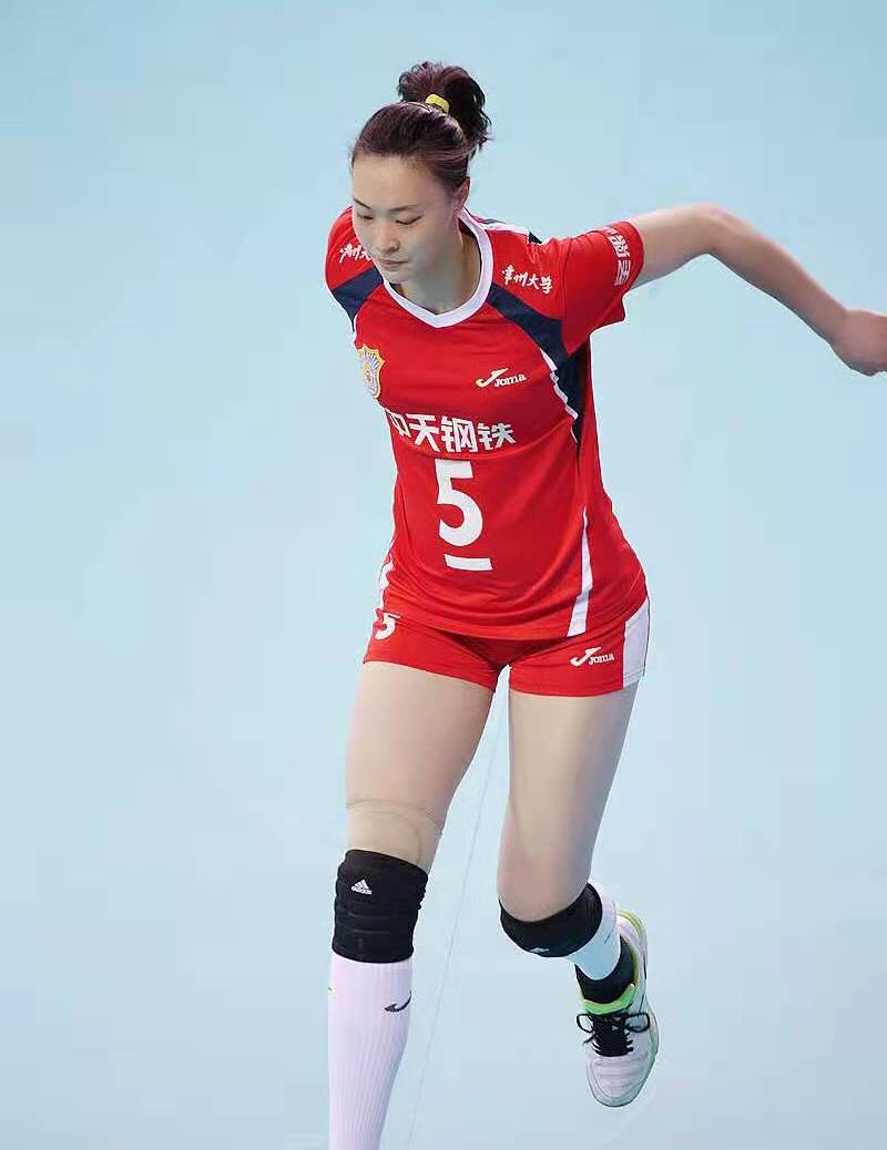 惠若琪早期比赛照,身材圆润壮实,因为训练,大腿下肢比较粗壮!