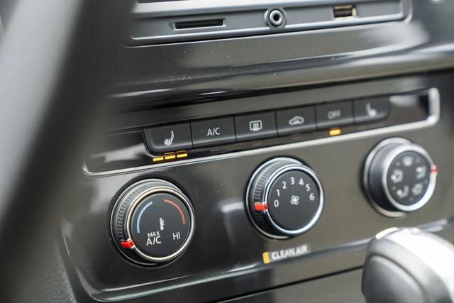 座椅加热在寒冷的冬天绝对是个福音,但是高尔夫全系都没有自动空调,这