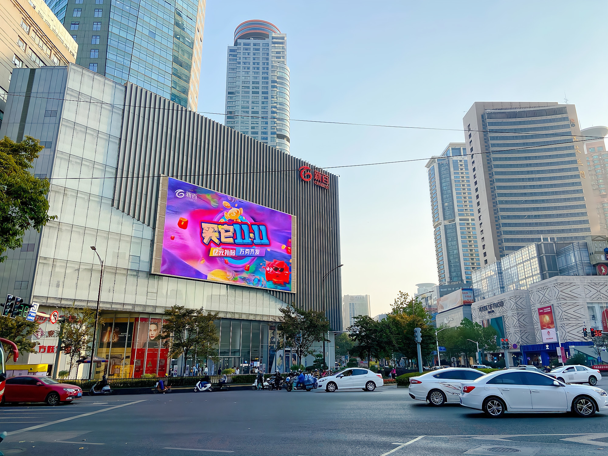 南京新街口,号称"中华第一商圈",有家商场营业额稳居华东第一