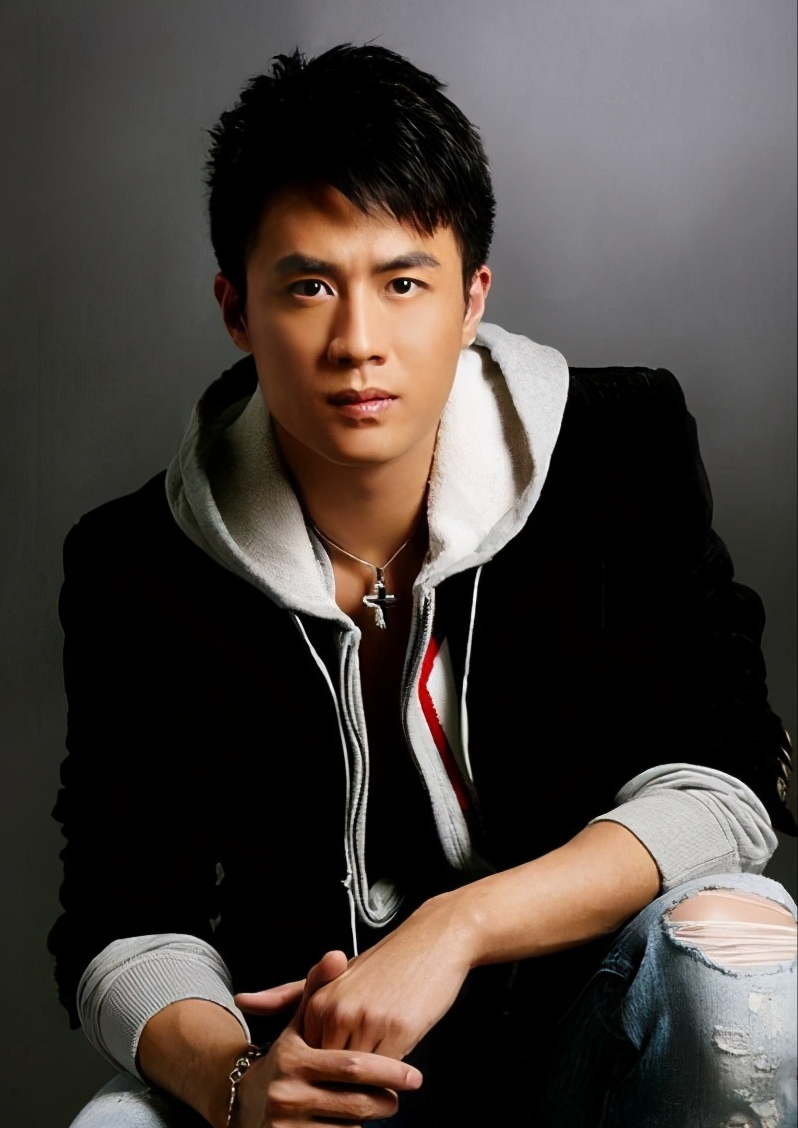 都曾受到父母的影响,杜淳一直是一个很用功的演员