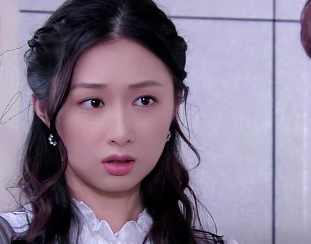 《锦绣南歌》中的小丫环,凭《回家的诱惑》走红,人气不输李沁