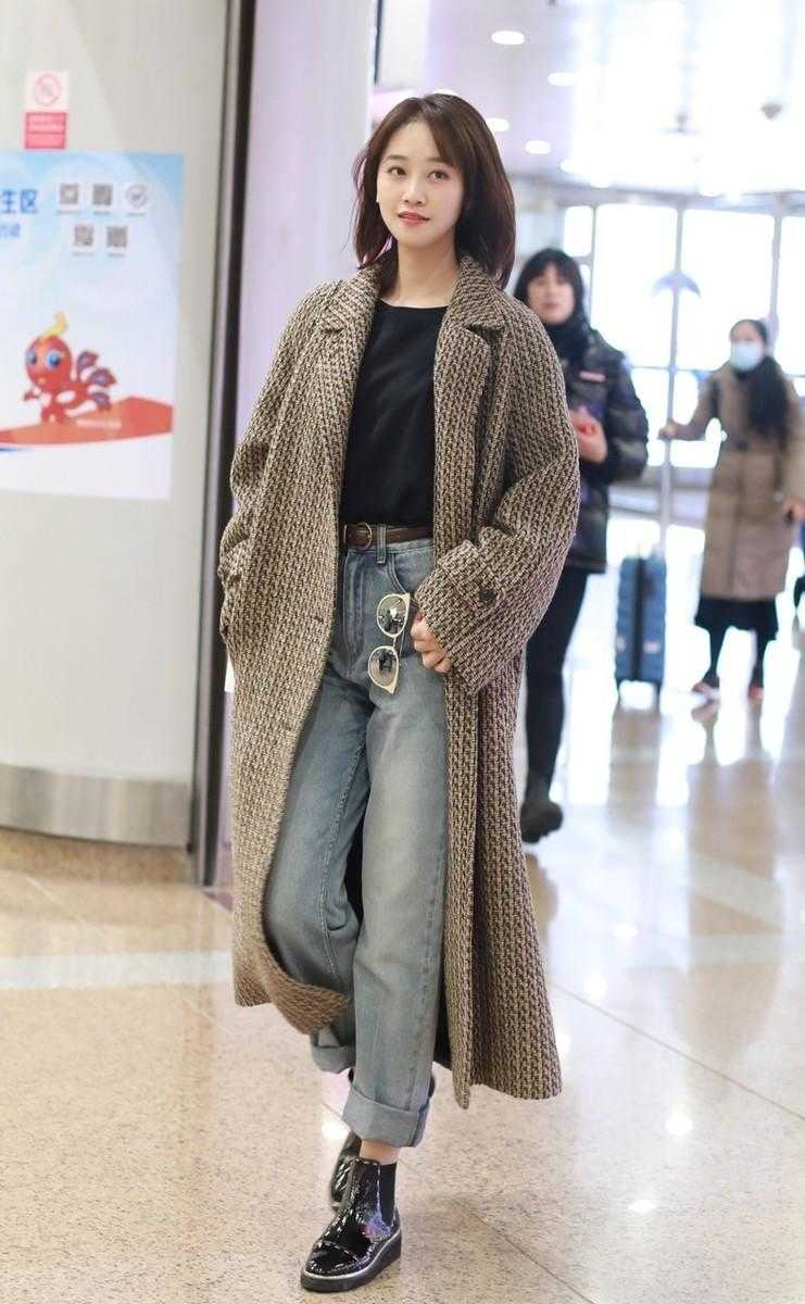 蓝盈莹够自信穿黄色格纹大衣洋气时髦气场全开真惹眼
