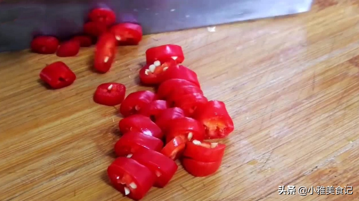 切好后把红椒圈和蒜放在一起备用.