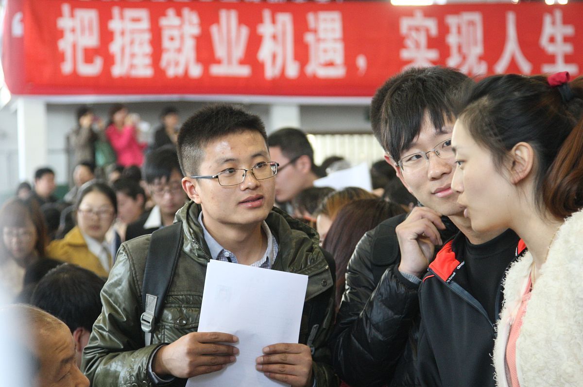 送外卖,做中介,扎堆考公务员?大学生就业问题究竟如何解决